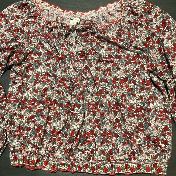 Size Large beautiful lightweight blouse of red floral pattern and long sleeves - Picture 4 of 8